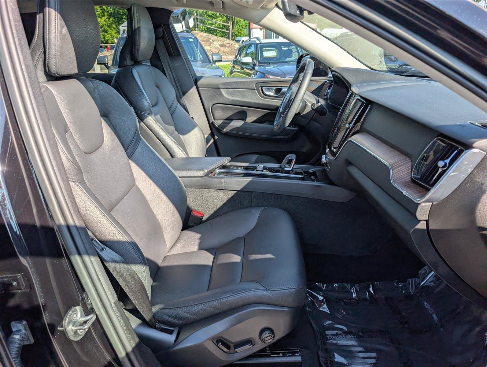 Used 2022 Volvo XC60 B5 Momentum AWD/4WD image 12