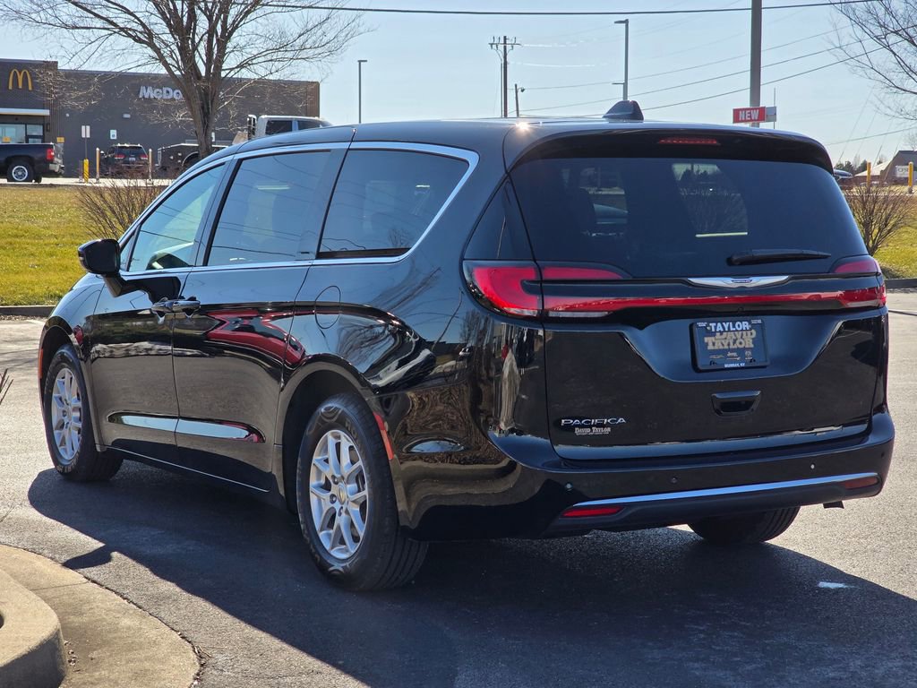 Used 2025 Chrysler Pacifica Select image 7