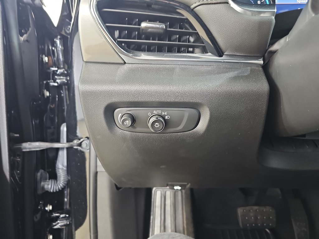 Used 2023 Chevrolet Traverse LT FWD image 32