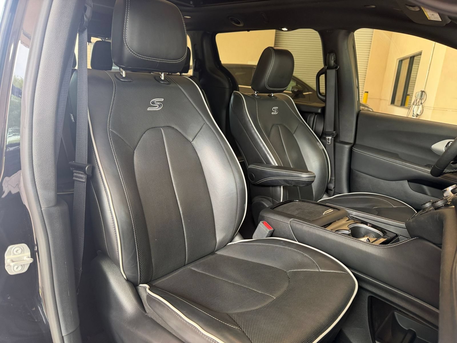 Used 2025 Chrysler Pacifica Limited FWD image 34