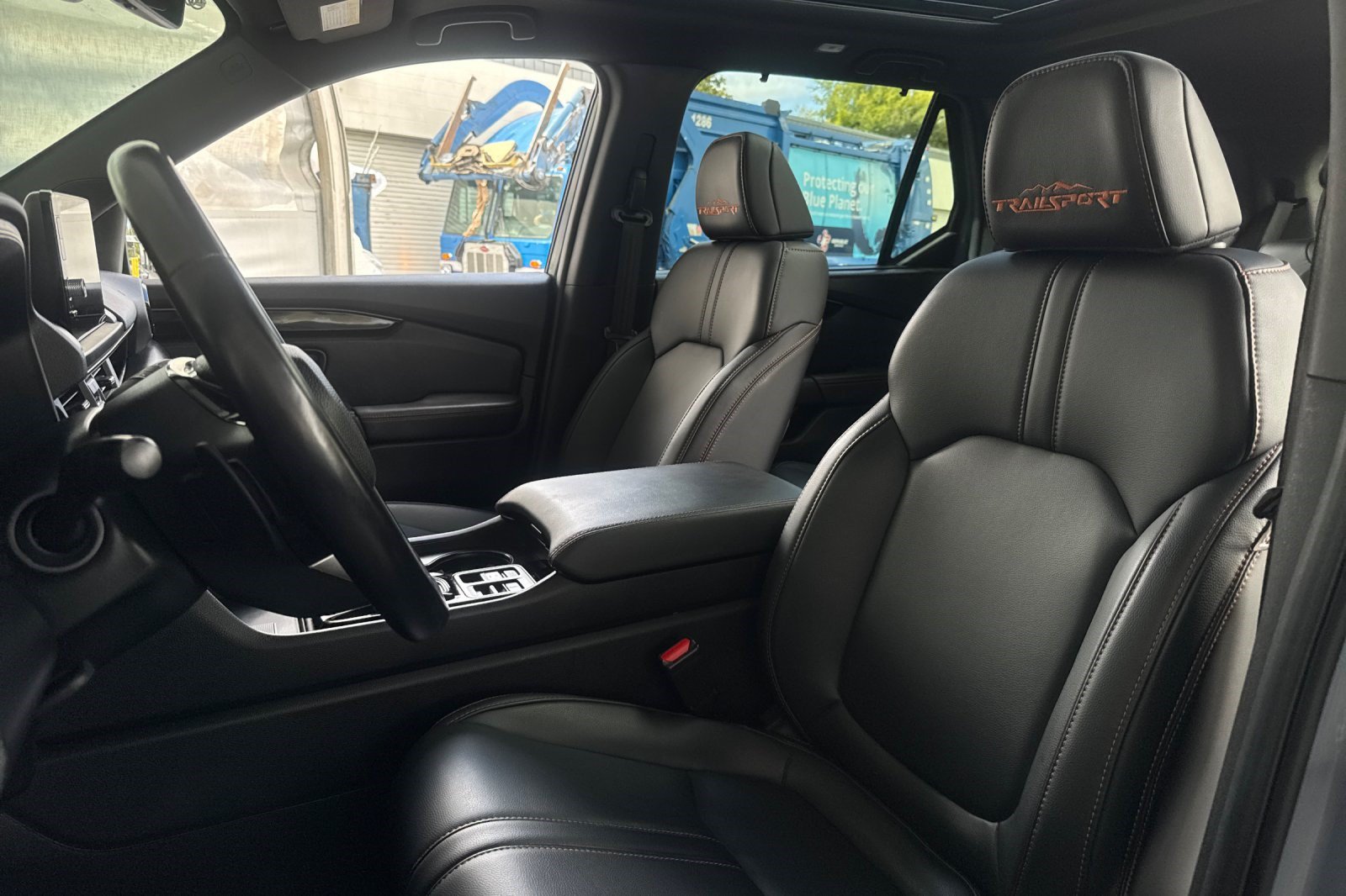 Certified 2025 Honda Pilot TrailSport image 5