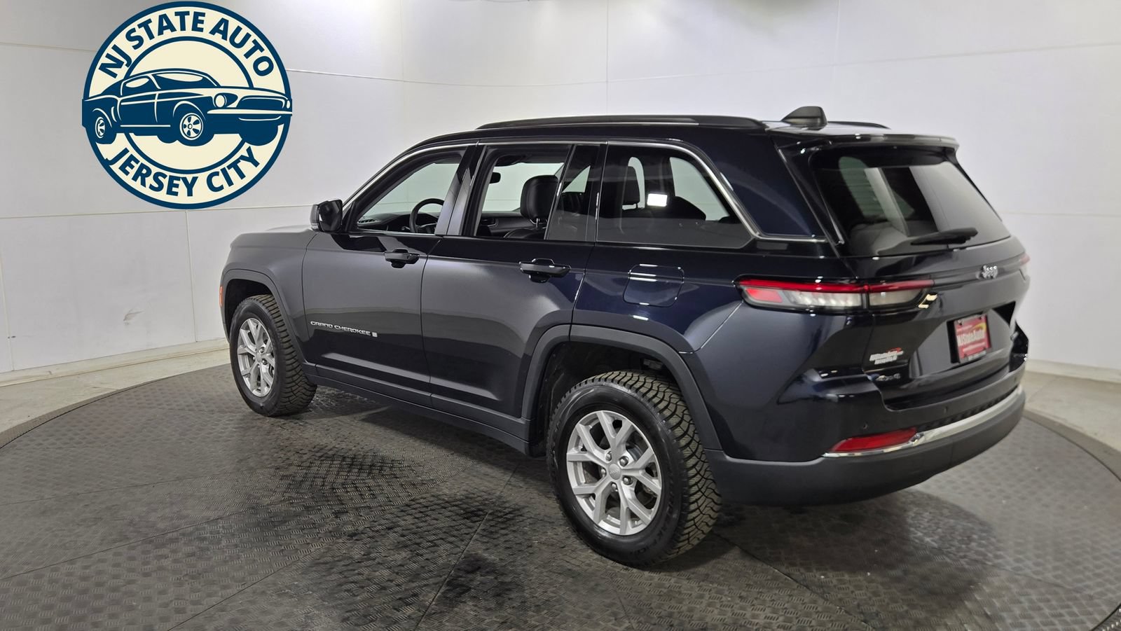 Used 2024 Jeep Grand Cherokee Limited AWD/4WD image 5