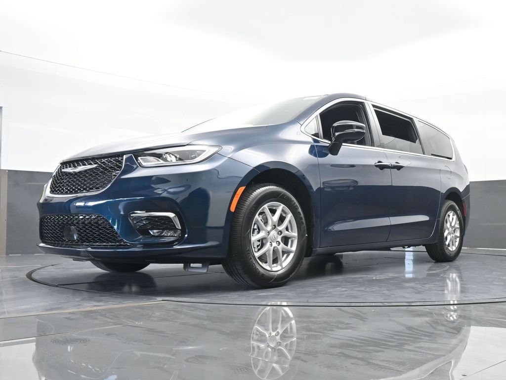 Used 2025 Chrysler Pacifica Select image 49