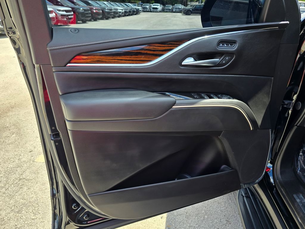 Used 2022 Cadillac Escalade ESV Premium Luxury image 15