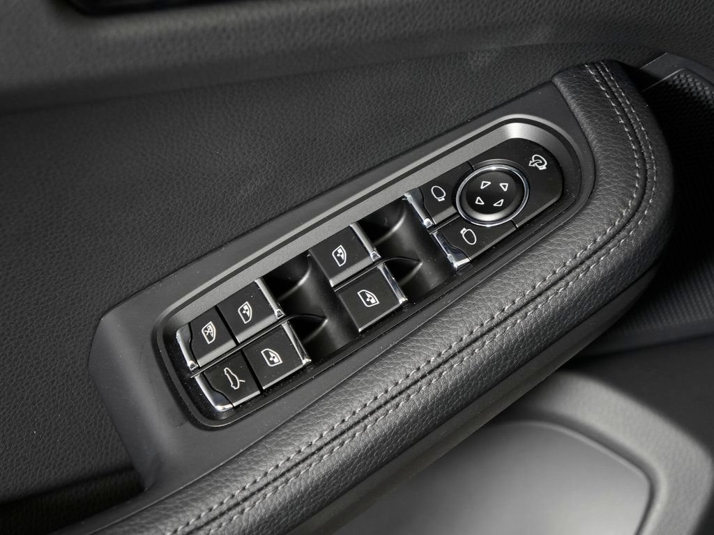 Certified 2026 Porsche Macan AWD/4WD image 15