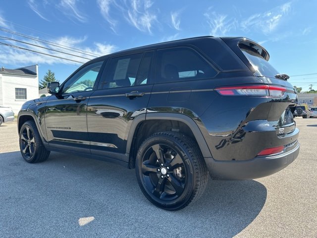 Used 2023 Jeep Grand Cherokee Limited w/ Black Appearance Package image 11