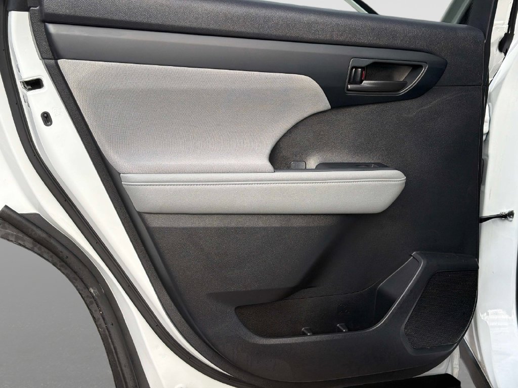 Used 2023 Toyota Highlander L FWD image 14