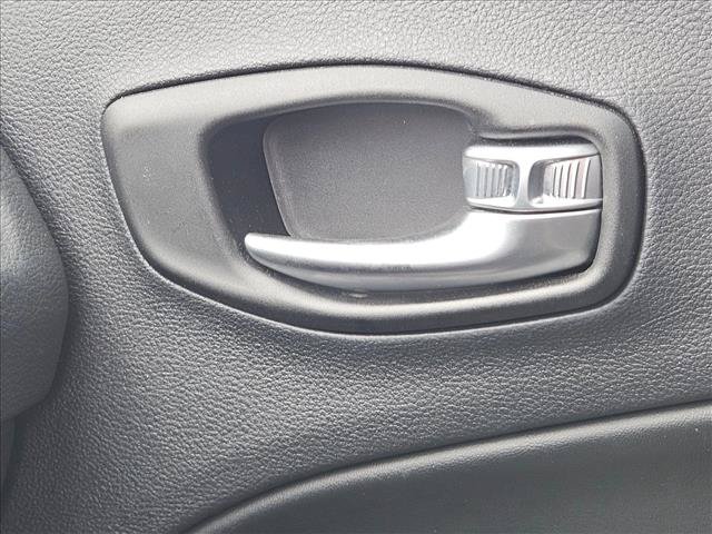 Used 2019 Jeep Compass Latitude w/ Cold Weather Group AWD/4WD image 12