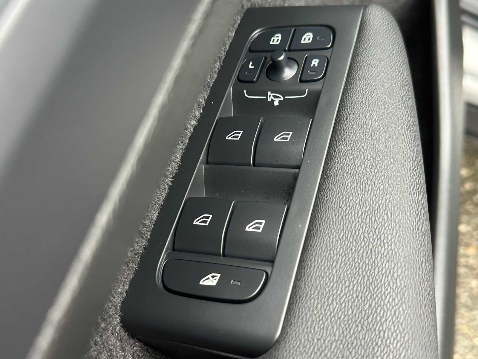 Used 2025 Volvo XC40 B5 Plus w/ Climate Package image 21