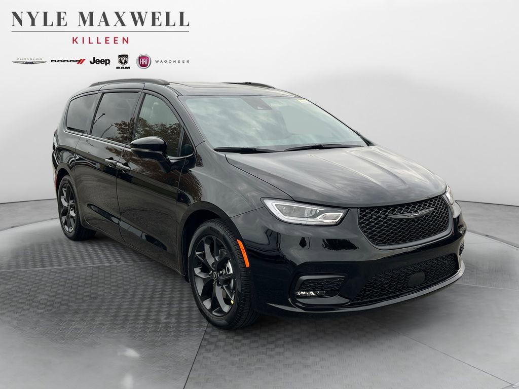 New 2026 Chrysler Pacifica Limited image 2
