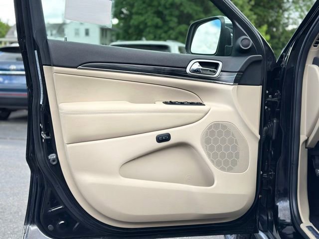 Used 2019 Jeep Grand Cherokee Limited AWD/4WD image 9
