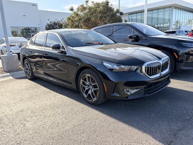 Used 2026 BMW i5 eDrive40 w/ Premium Package RWD image 3