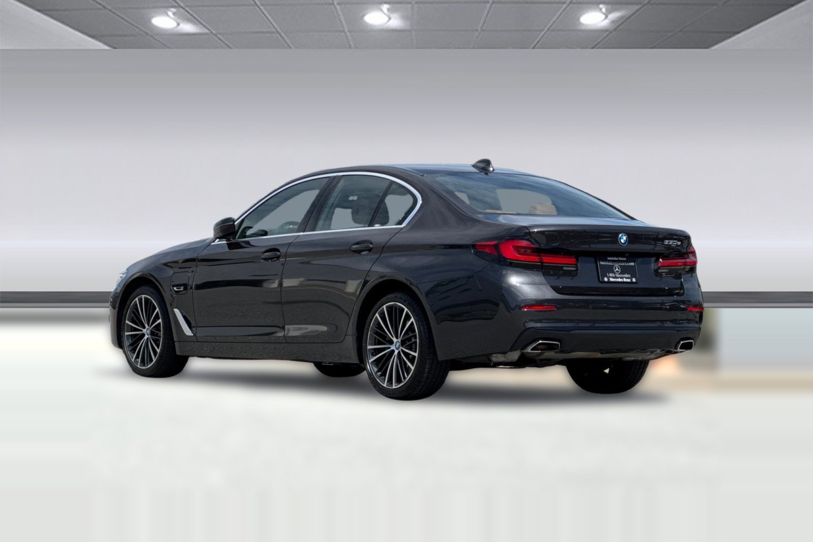 Used 2023 BMW 530e w/ Convenience Package image 3