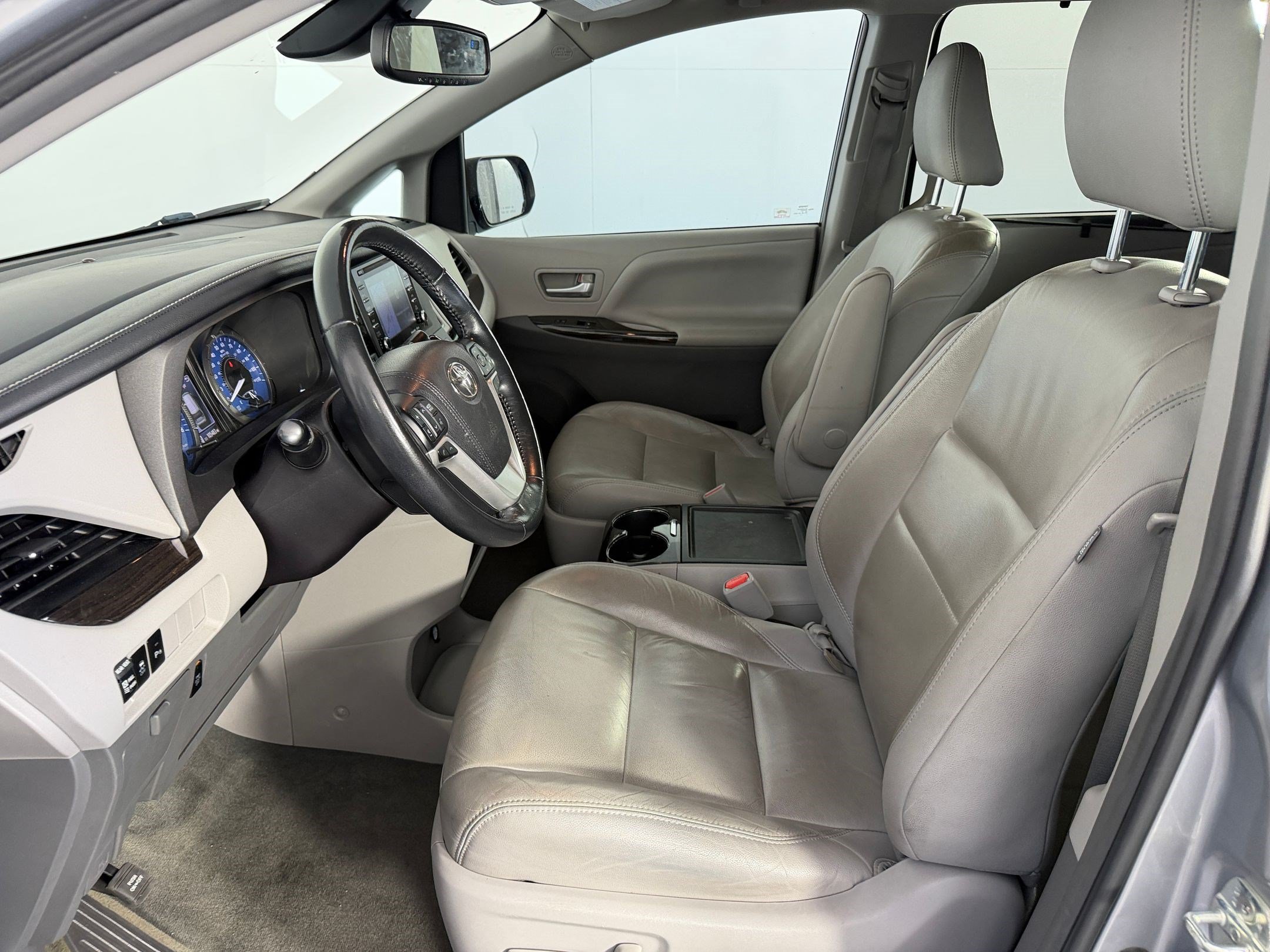 Used 2018 Toyota Sienna XLE w/ XLE Navigation Package FWD image 5