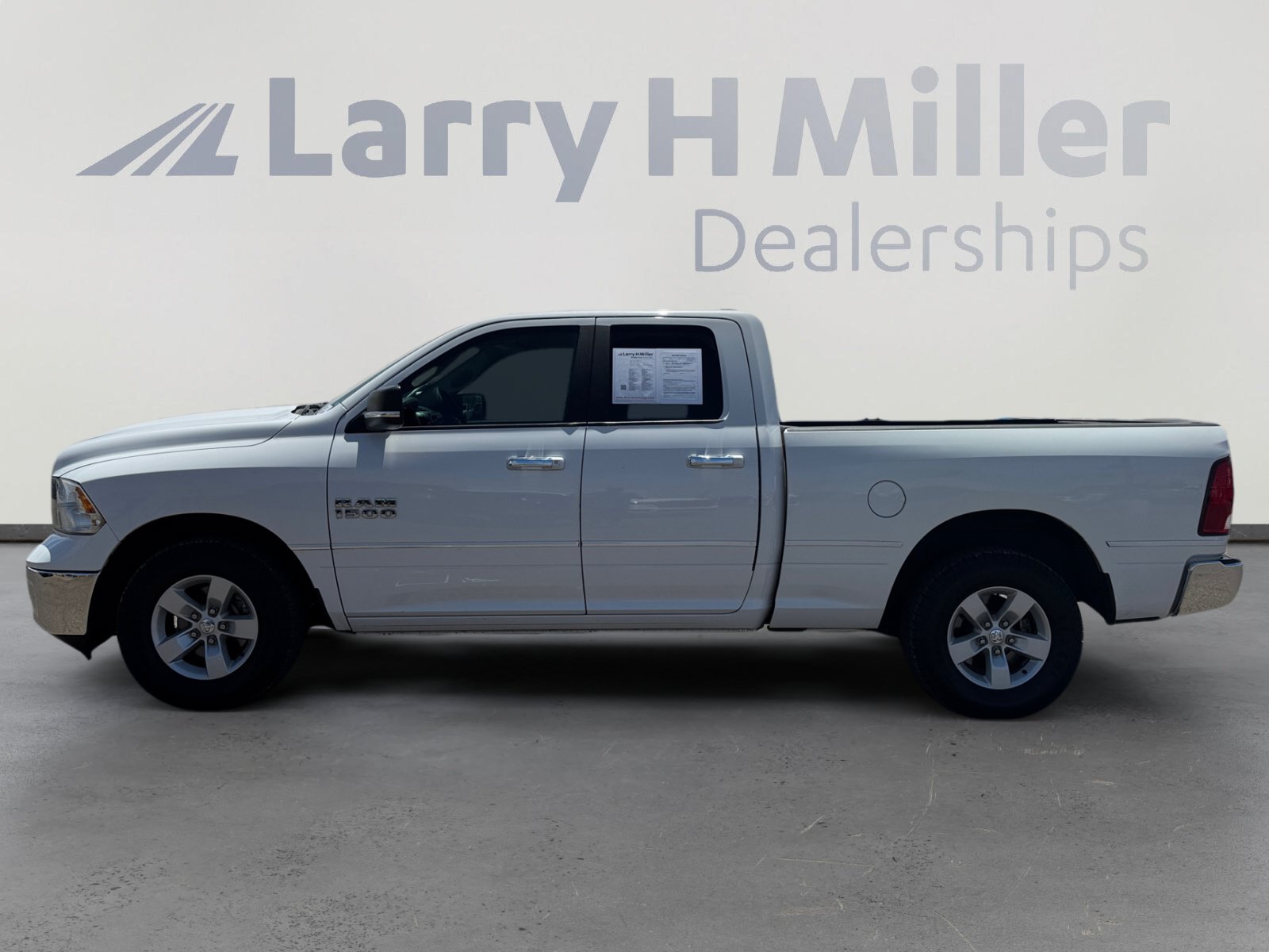 Used 2017 RAM 1500 Classic SLT RWD image 2