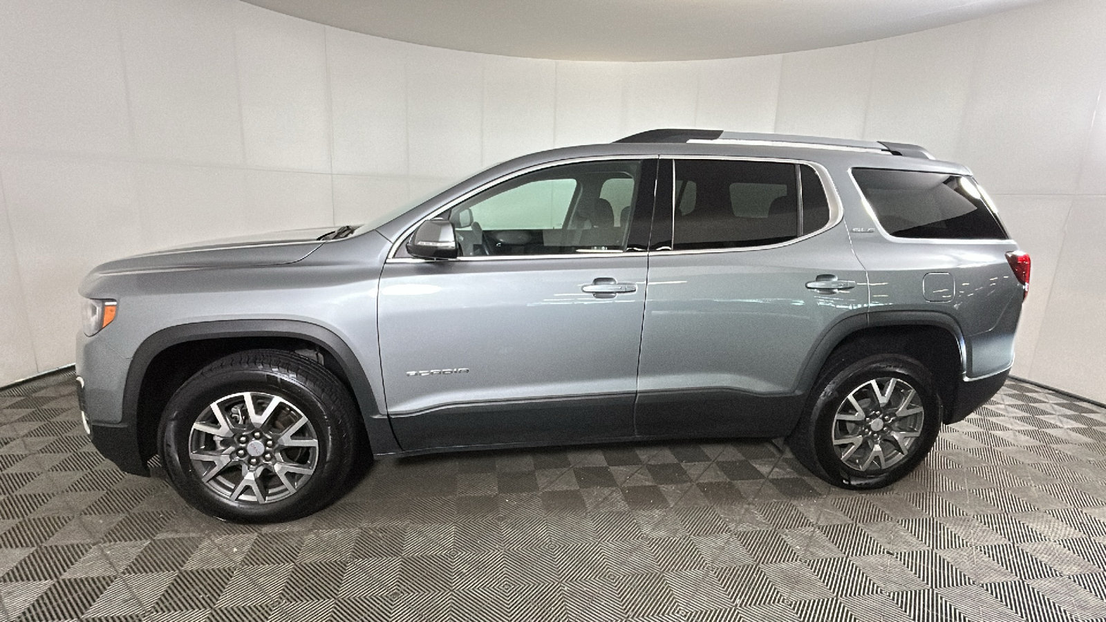Used 2023 GMC Acadia SLE w/ Driver Convenience Package FWD image 7