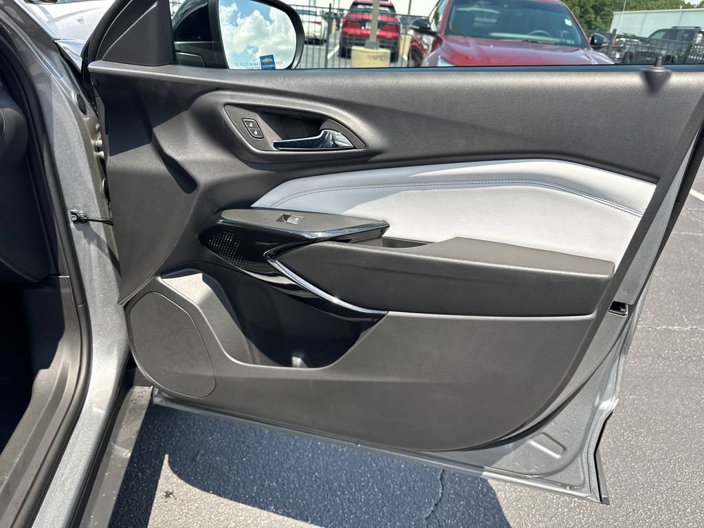 New 2026 Chevrolet Trax LT w/ Midnight Edition FWD image 15