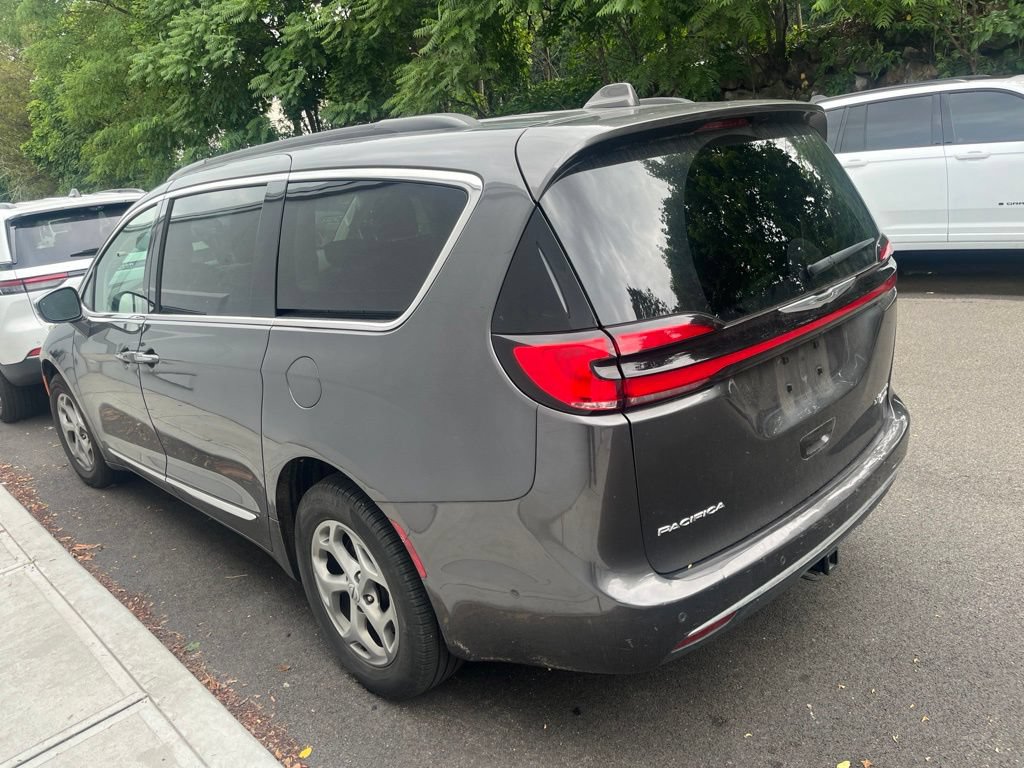 Used 2022 Chrysler Pacifica Limited AWD/4WD image 2