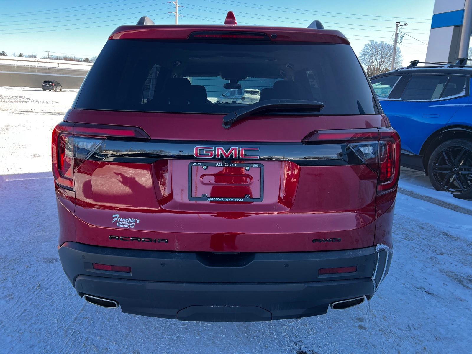 Used 2023 GMC Acadia SLE w/ Driver Convenience Package image 4