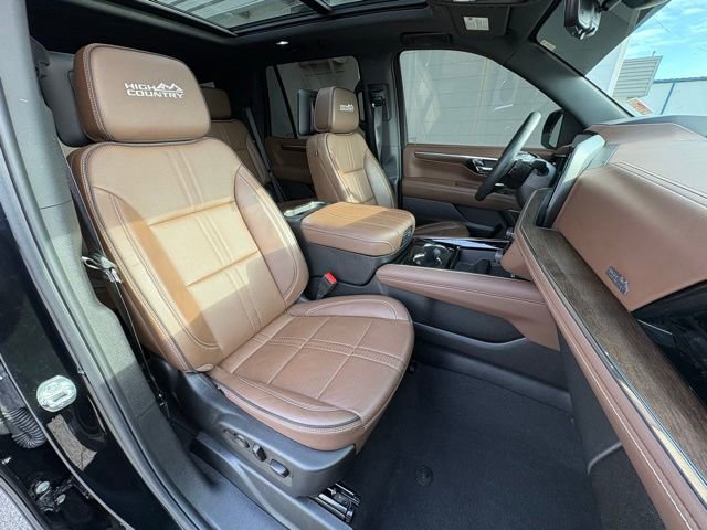 Used 2025 Chevrolet Tahoe High Country image 32