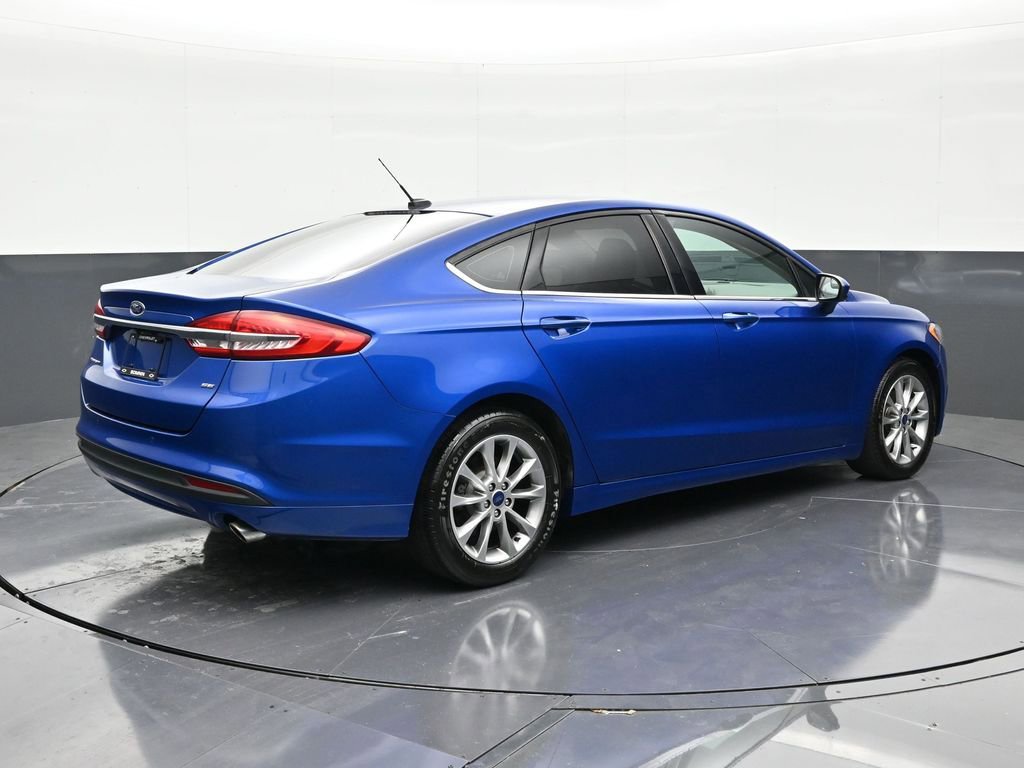 Used 2017 Ford Fusion SE w/ Fusion SE Technology Package image 5