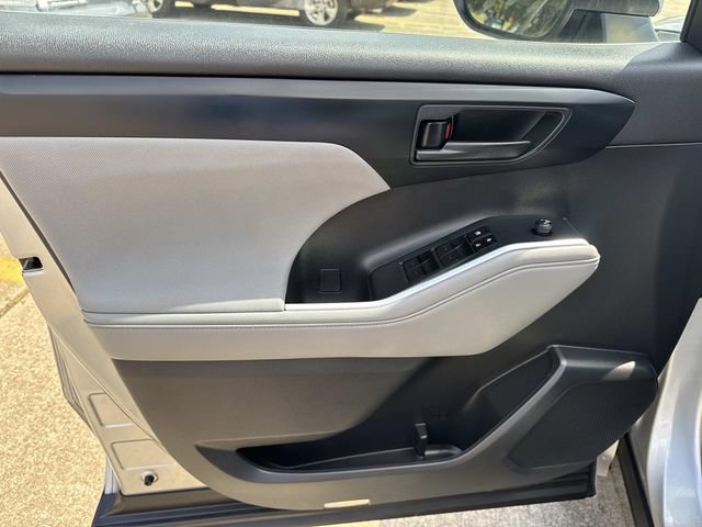 Used 2023 Toyota Highlander LE FWD image 24