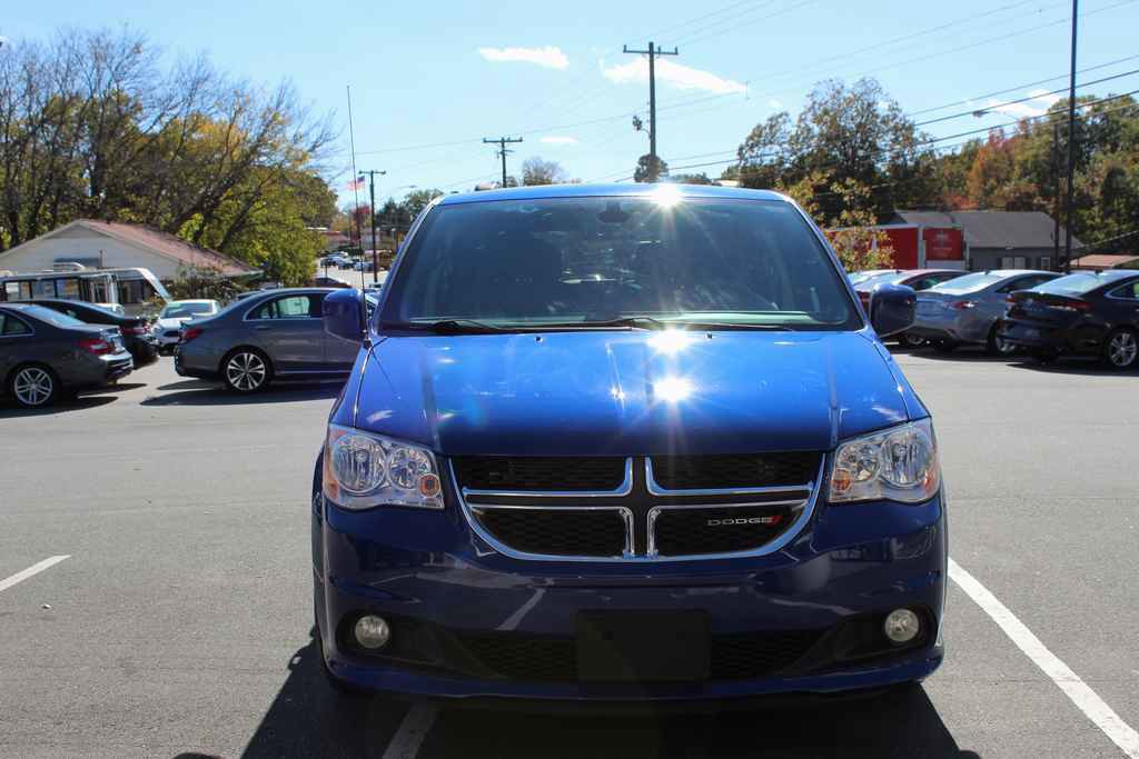Used 2019 Dodge Grand Caravan SXT image 2