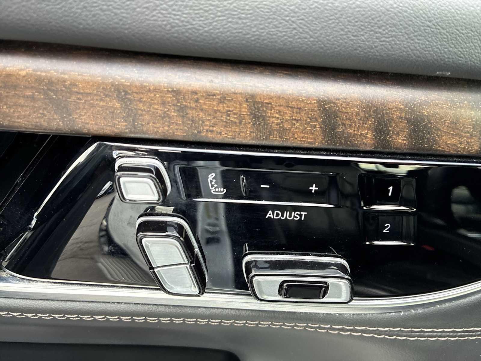 Certified 2023 Jeep Grand Wagoneer L Series II AWD/4WD image 14
