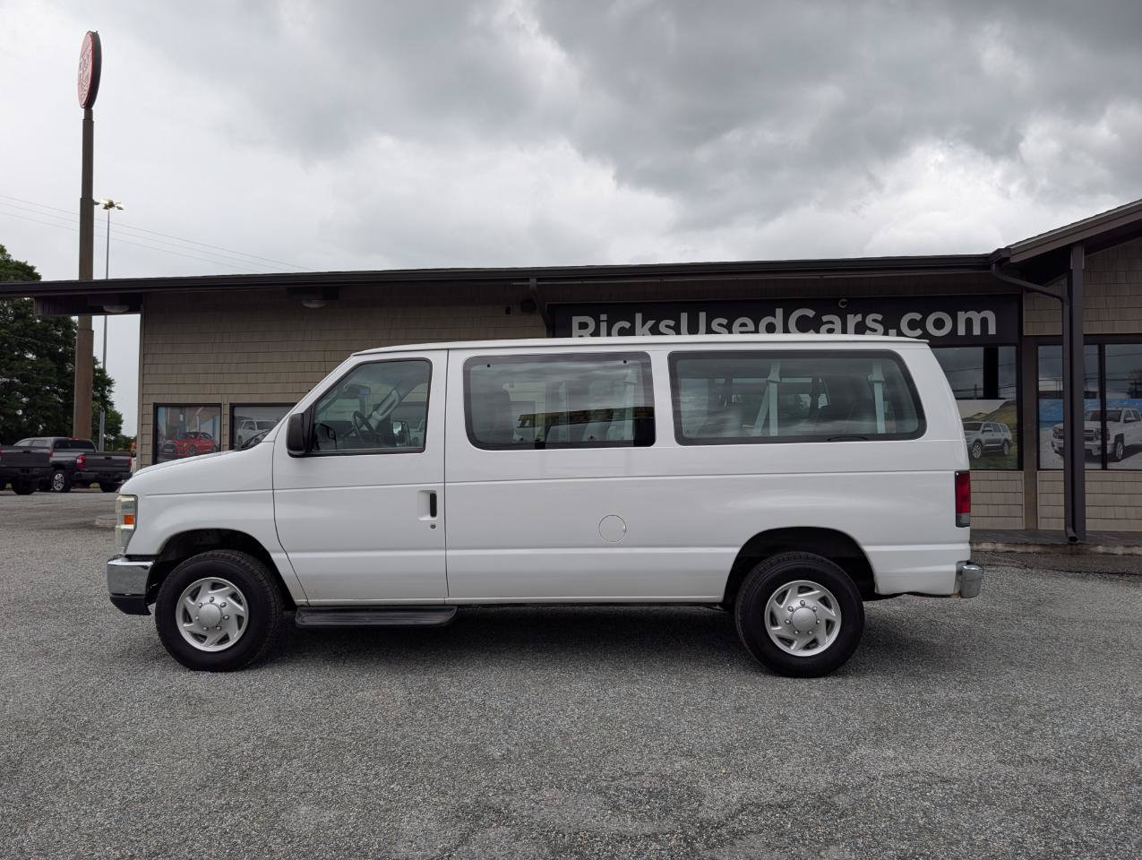 Used 2013 Ford E-350 and Econoline 350 XLT RWD image 8