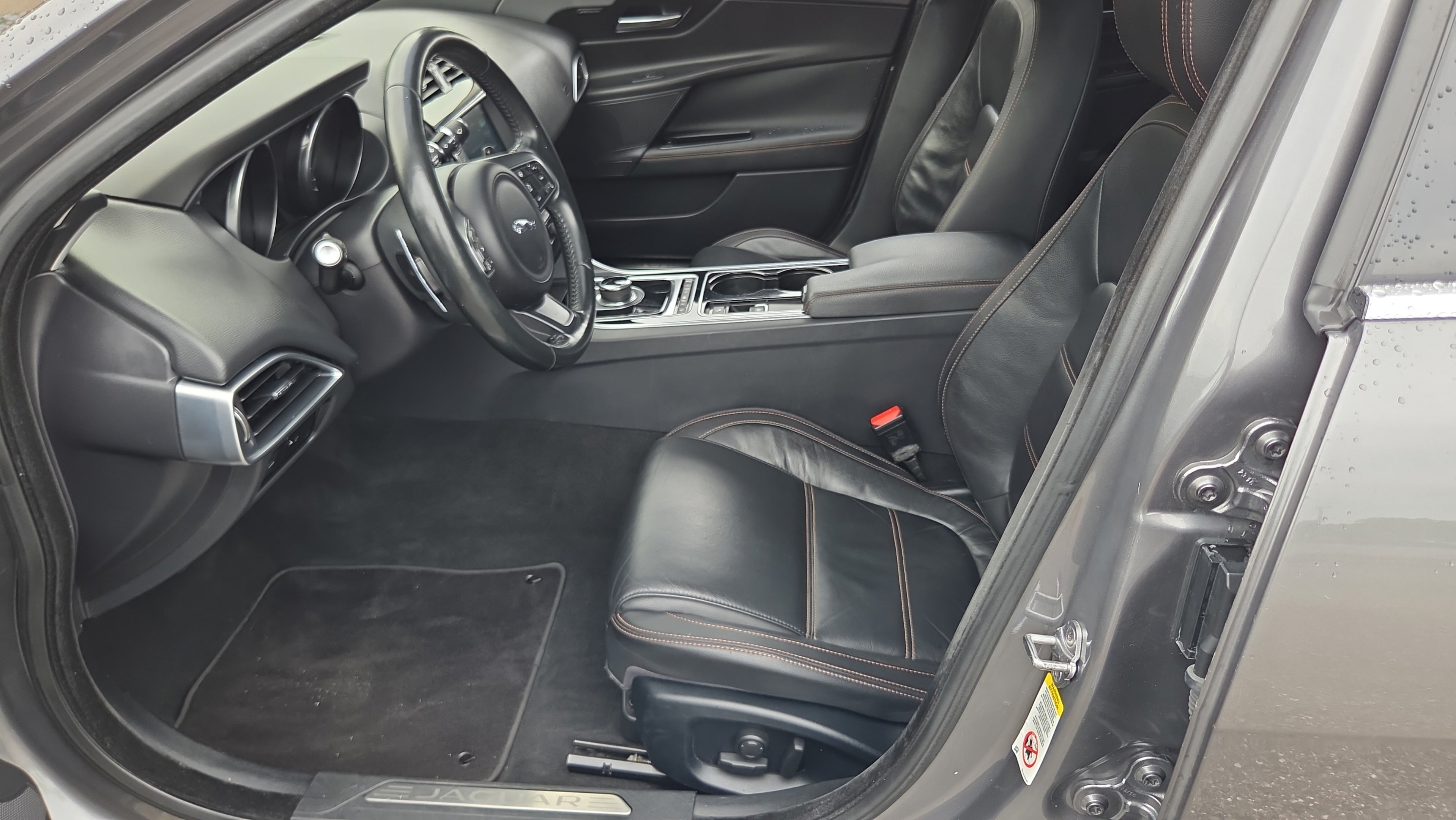 Used 2017 Jaguar XE Prestige RWD image 9