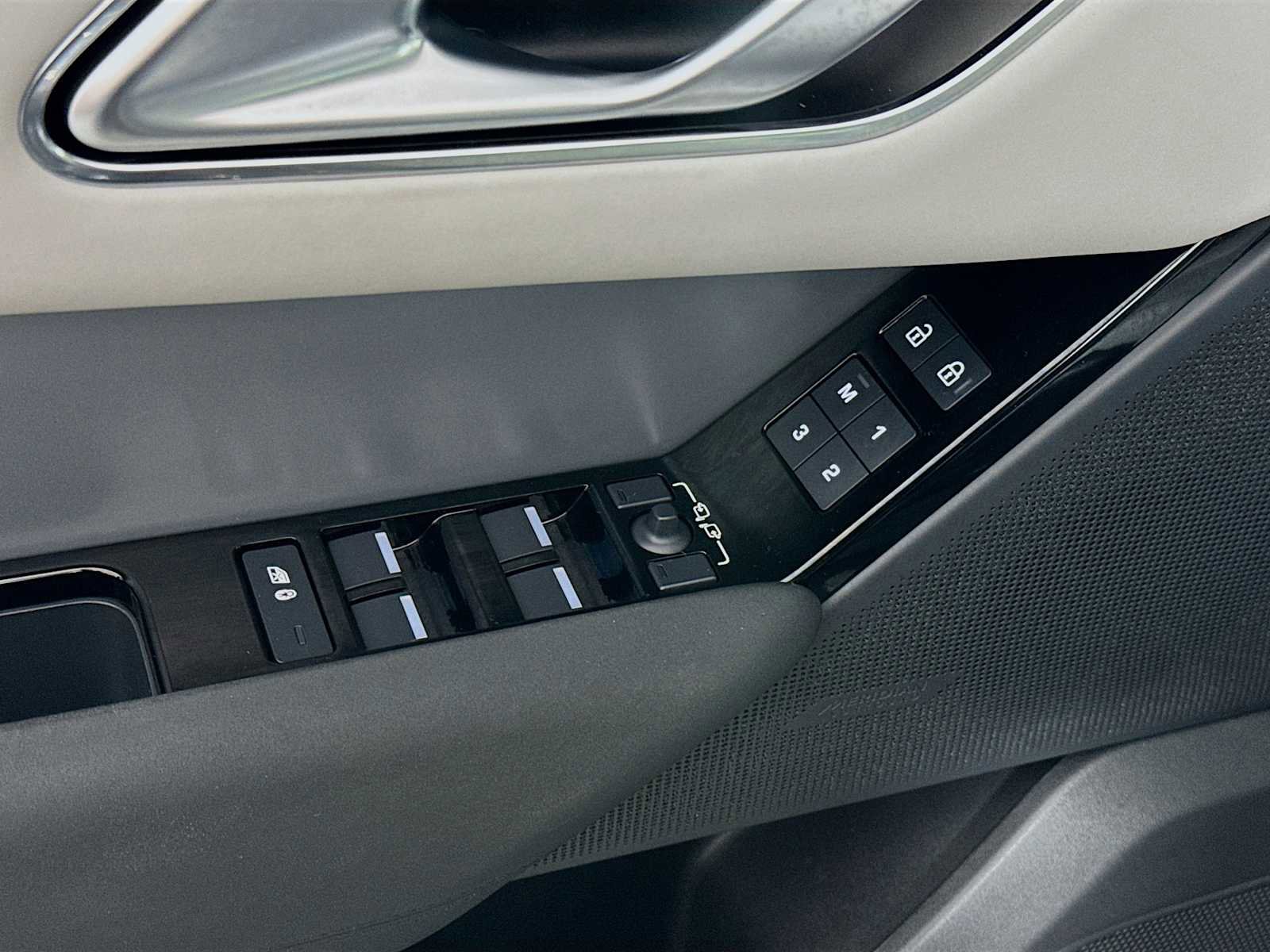 Used 2025 Land Rover Range Rover Velar S image 19