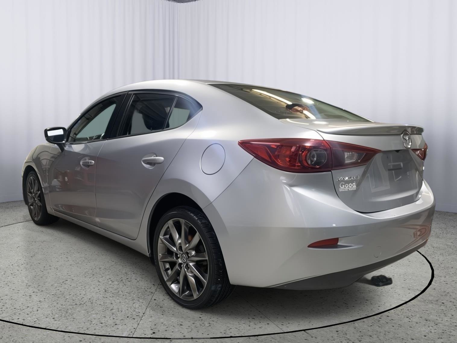 Used 2018 MAZDA MAZDA3 Touring image 4