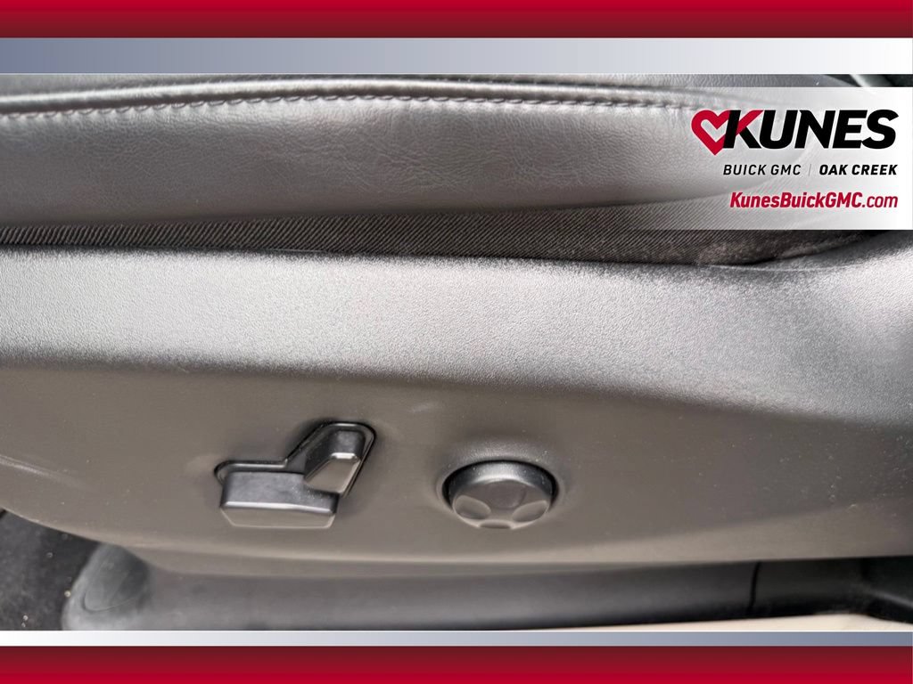Used 2023 Chrysler Pacifica Touring-L FWD image 17