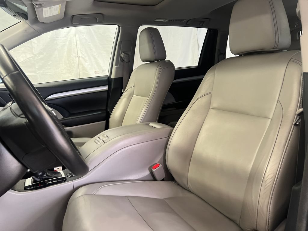 Used 2018 Toyota Highlander XLE AWD/4WD image 16