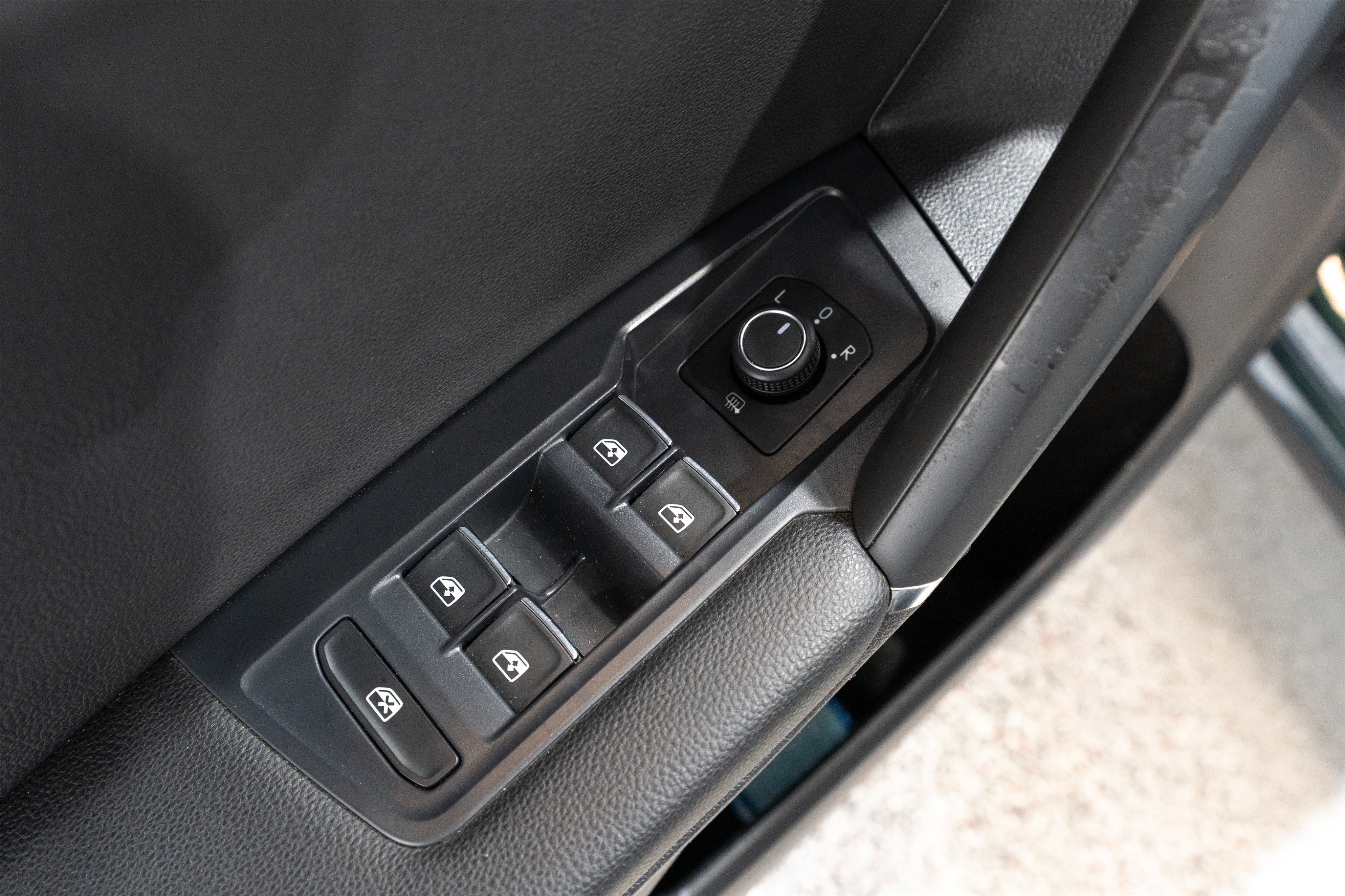 Used 2018 Volkswagen Tiguan SE w/ Panoramic Sunroof Package FWD image 14