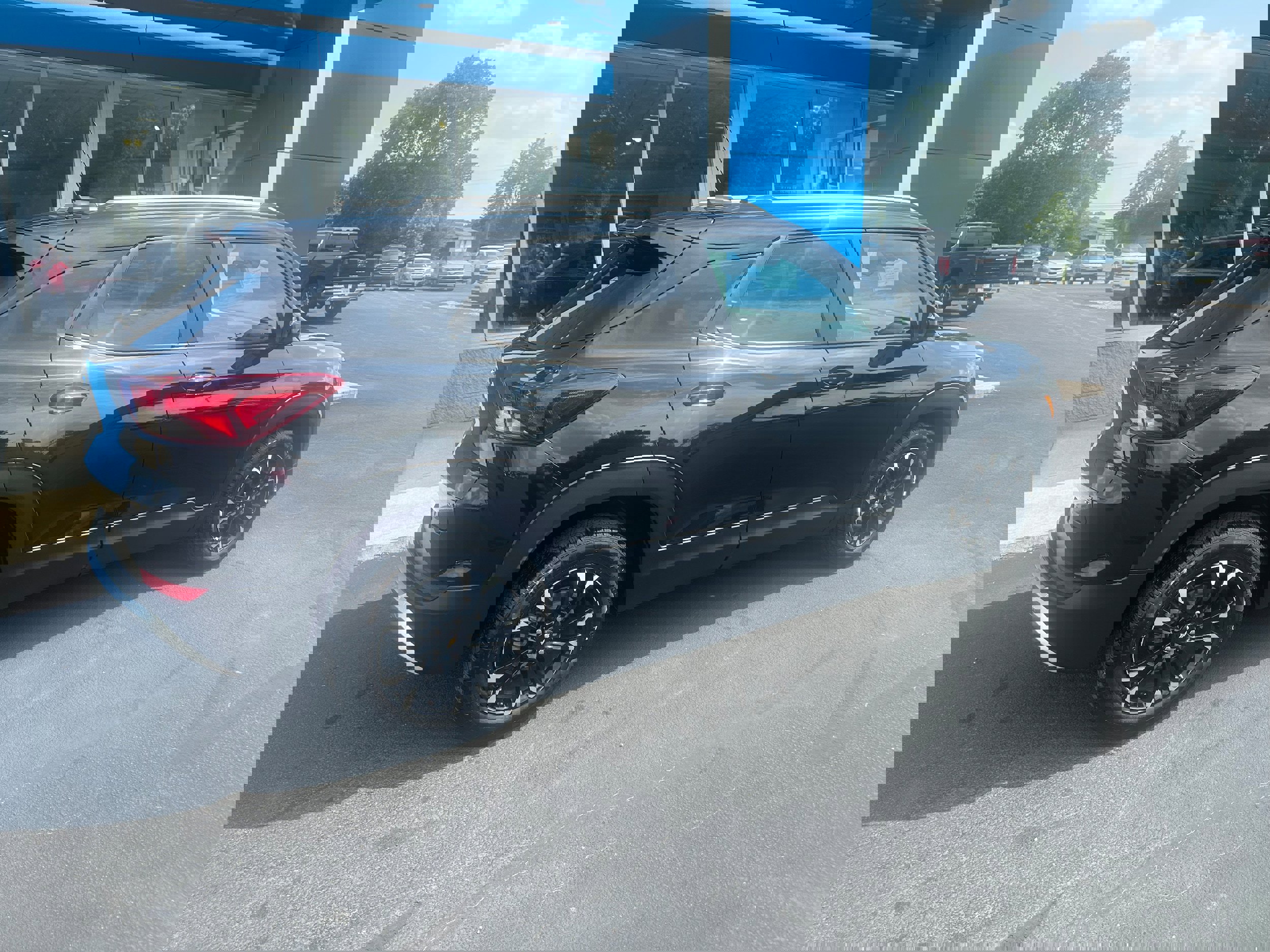 Used 2023 Chevrolet TrailBlazer LT image 2