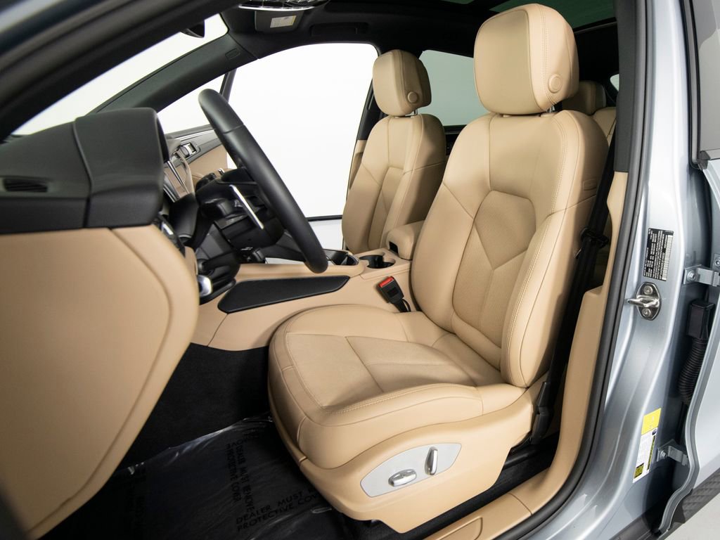 Certified 2025 Porsche Macan image 5