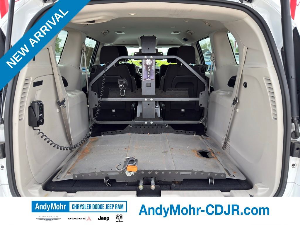 Used 2018 Chrysler Pacifica Touring Plus FWD image 34