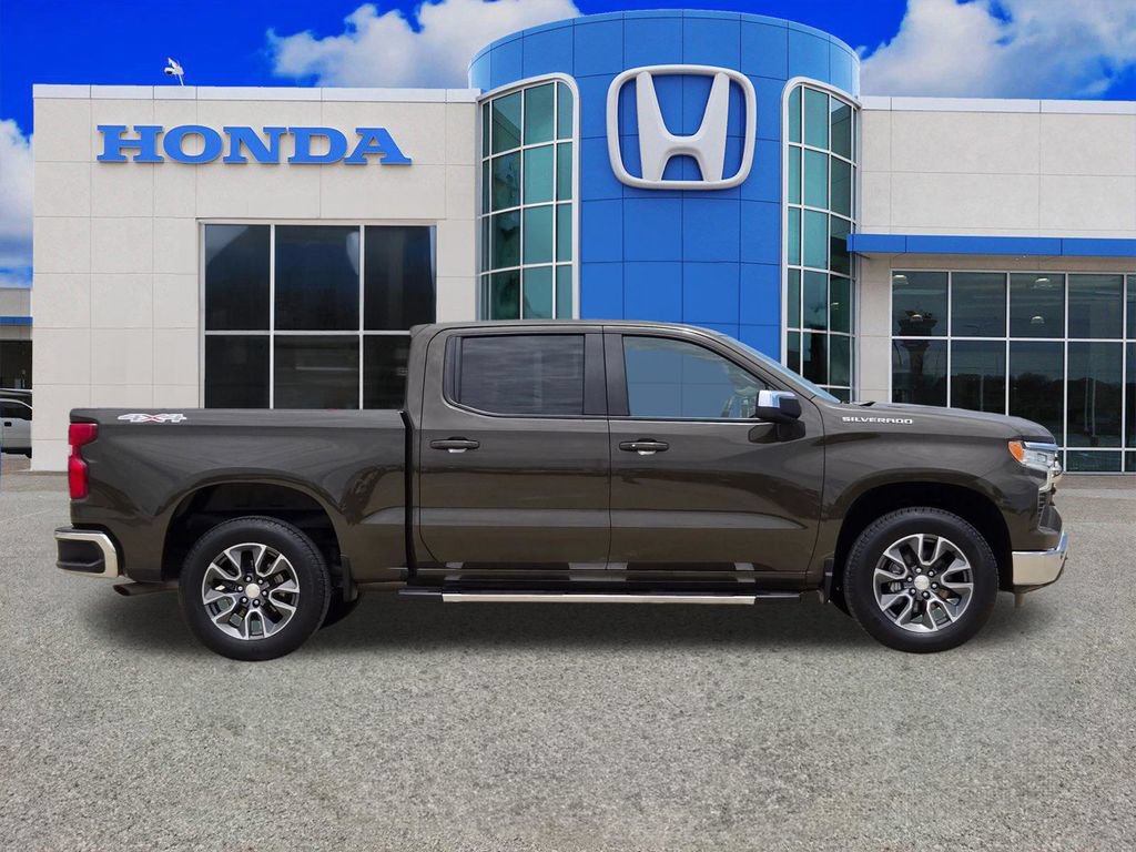 Used 2023 Chevrolet Silverado 1500 LT AWD/4WD image 2