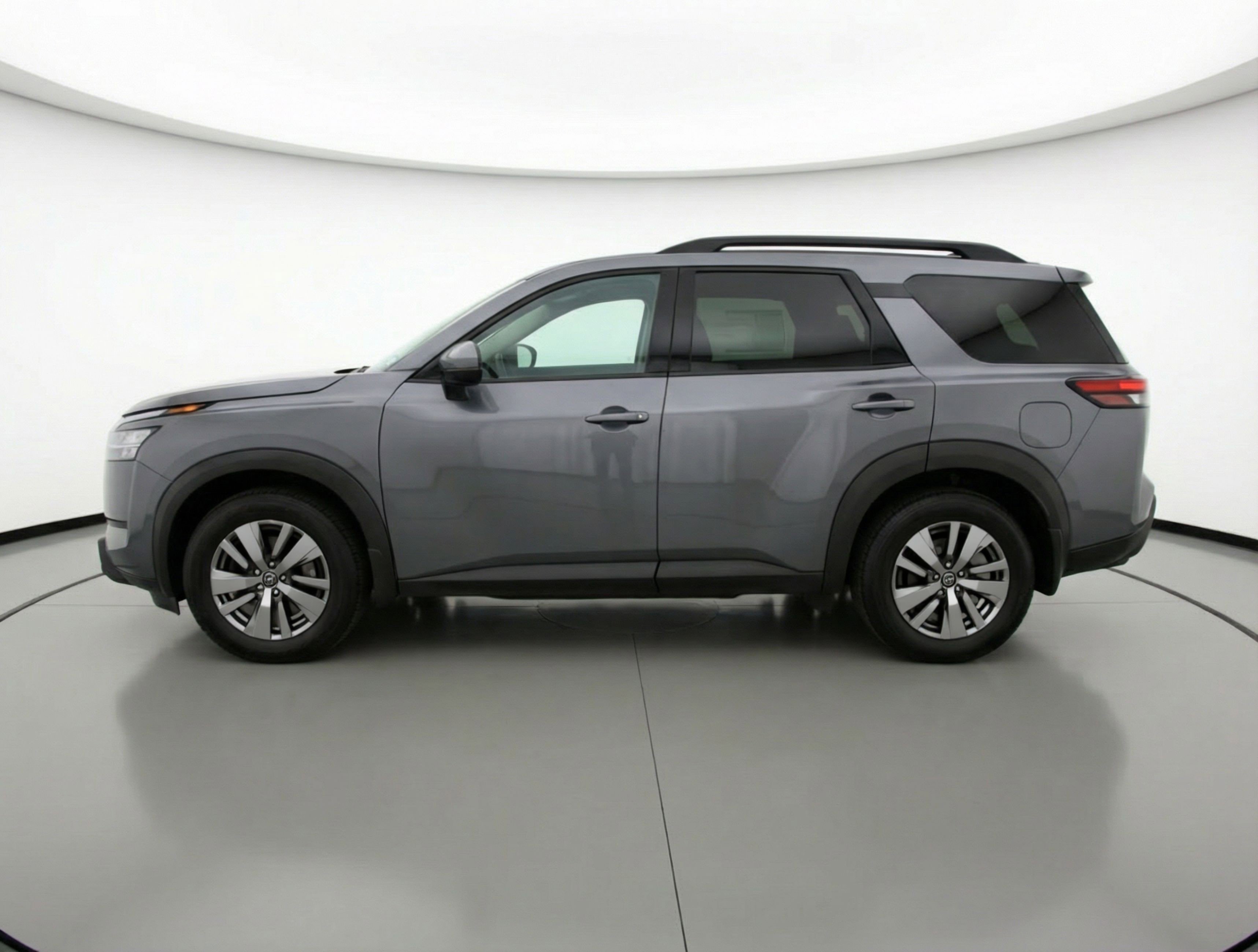 Used 2025 Nissan Pathfinder SV image 5