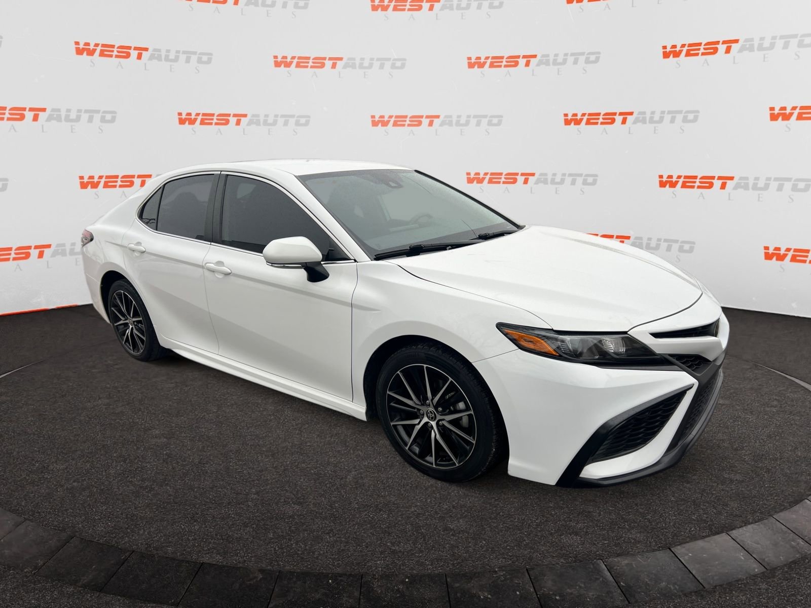 Used 2021 Toyota Camry SE w/ Cold Weather Package image 7