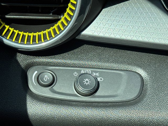 Used 2024 Chevrolet Trax LT w/ Sunroof Package image 19