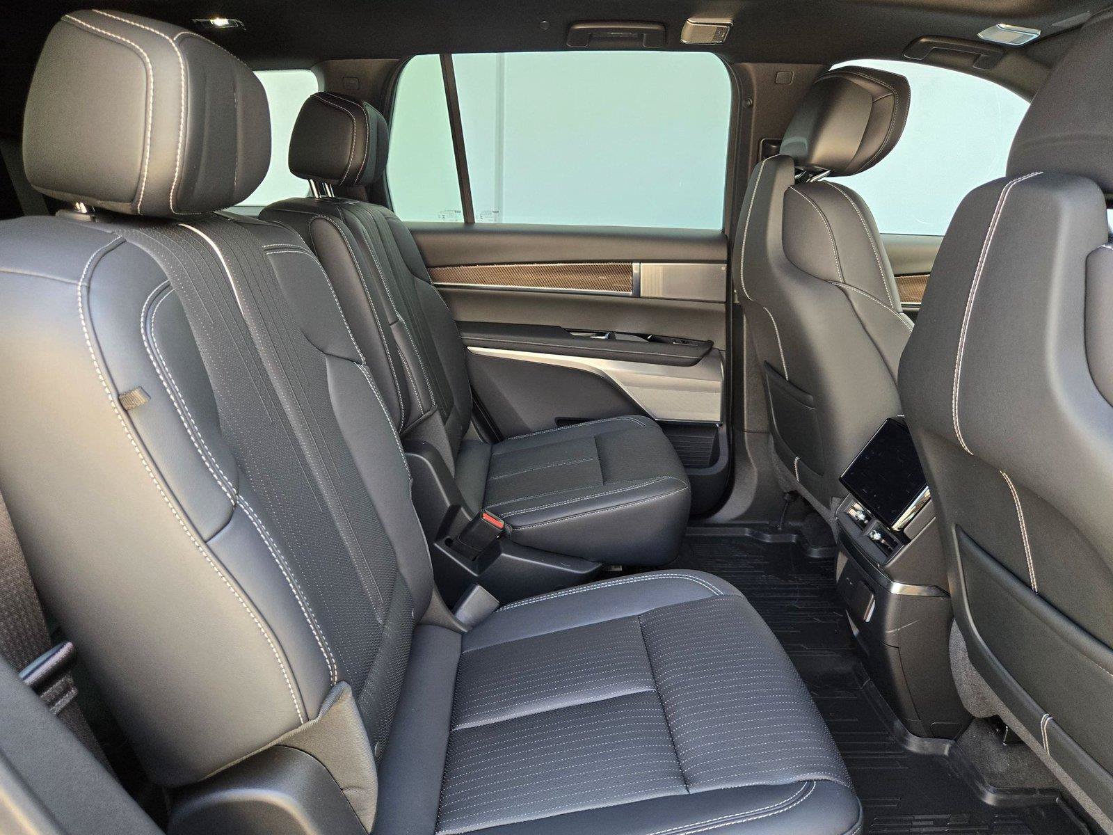 New 2027 Cadillac Vistiq Sport w/ LPO, Floor Liner Package AWD/4WD image 28