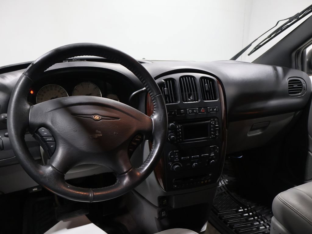 Used 2004 Chrysler Town & Country Limited image 3