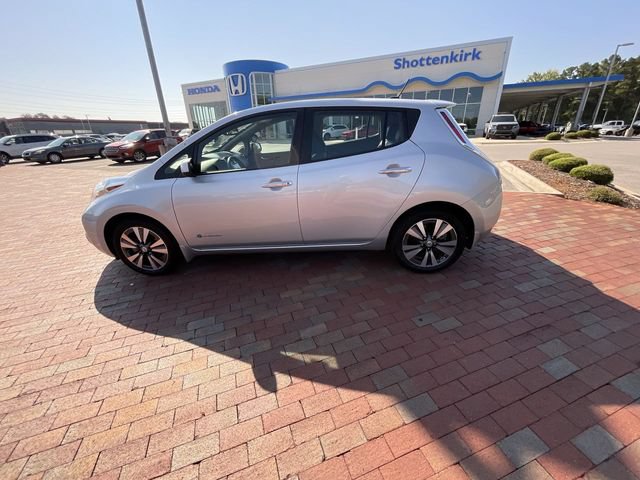 Used 2015 Nissan Leaf SL FWD image 32