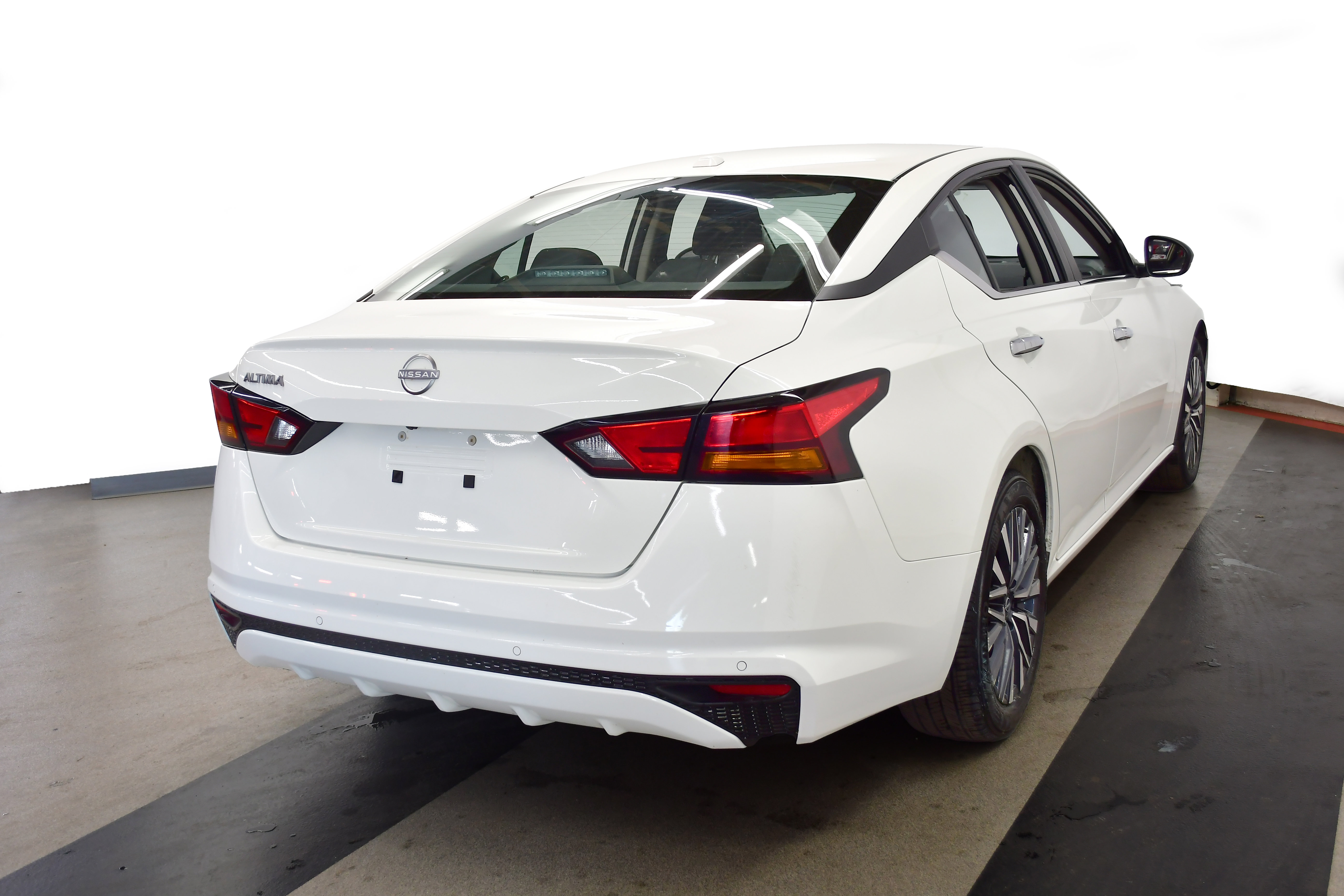 Used 2025 Nissan Altima 2.5 SV FWD image 7