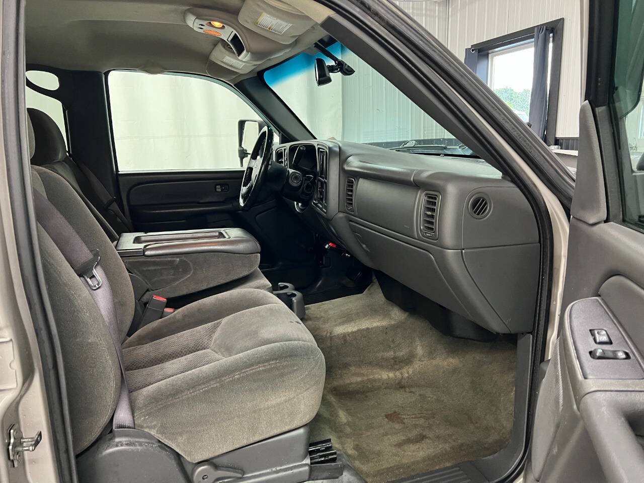 Used 2005 Chevrolet Silverado 3500 LS w/ Heavy-Duty Power Package AWD/4WD image 11