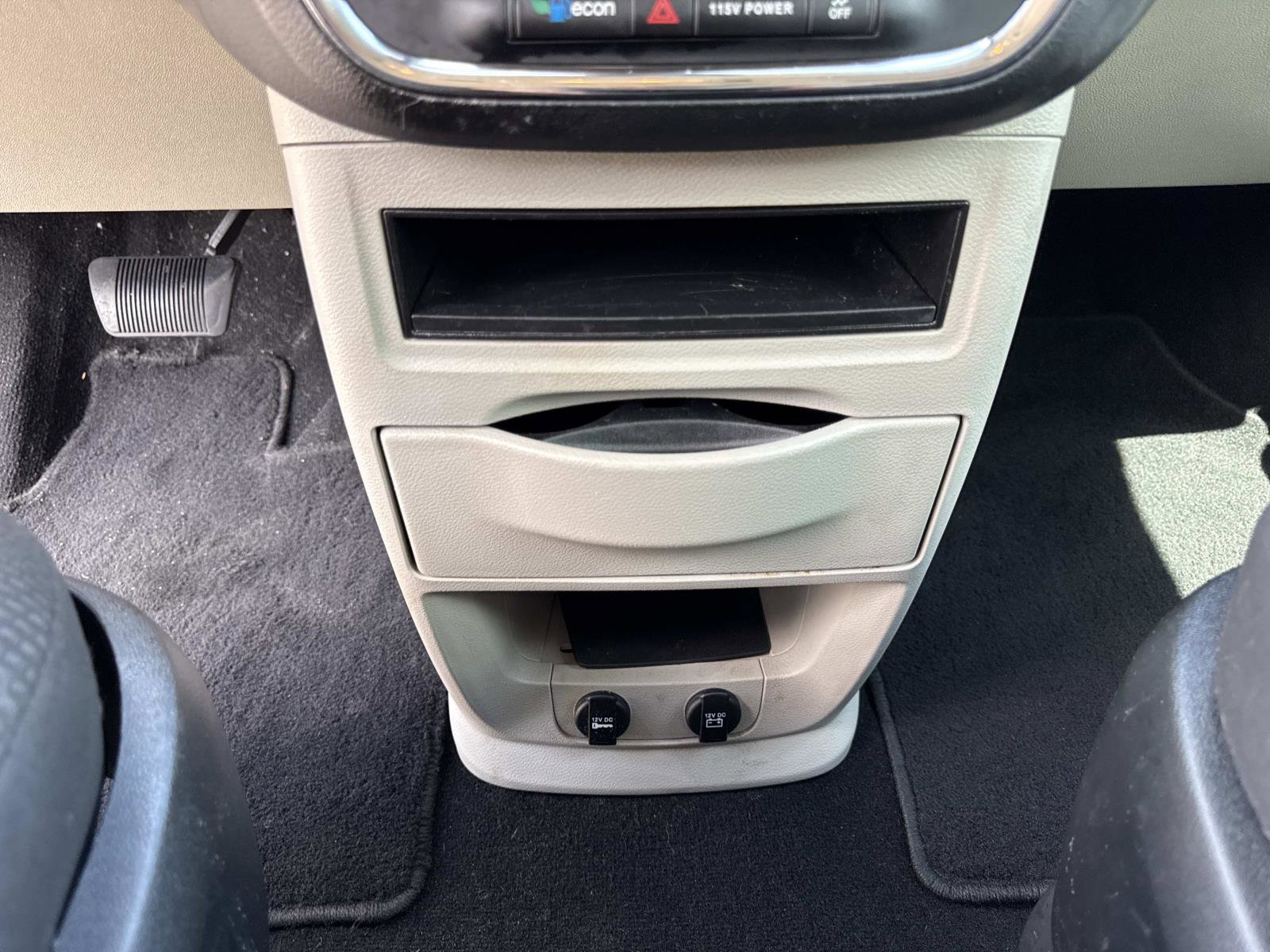 Used 2020 Dodge Grand Caravan SE w/ UConnect Hands-Free Group image 25