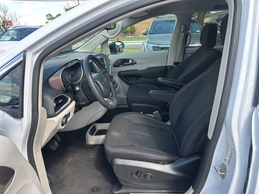 Used 2024 Chrysler Voyager LX image 9