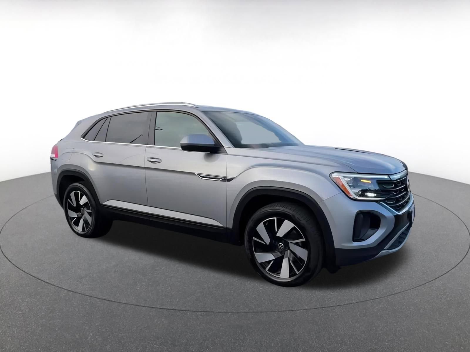 Used 2025 Volkswagen Atlas Cross Sport SE image 2